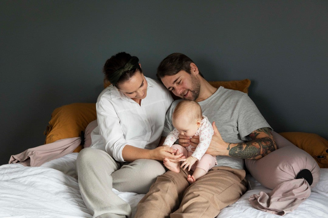 mom and dad with baby and bbhugme pillow